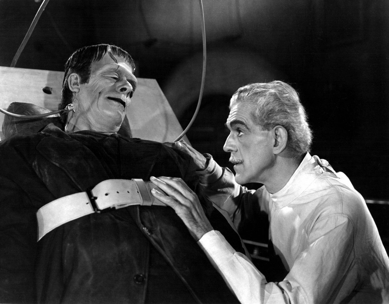 Victor Frankenstein e a sua famosa criação. Foto Hammer Flimes/Divulgação