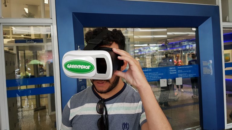 Kleber Santos com óculos #D do Greenpeace. Foto de Divulgacao