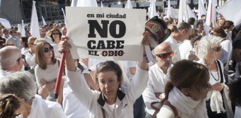 Em Zaragoza, Francisca segura o cartaz com a inscrição: "Na minha cidade não cabe o ódio". Foto: Rosane Marinho