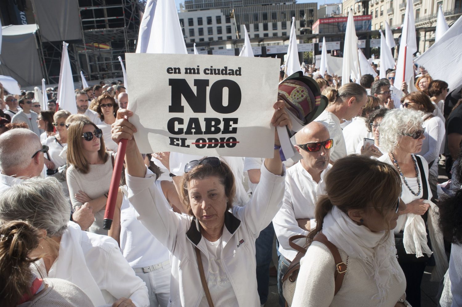 Em Zaragoza, Francisca segura o cartaz com a inscrição: "Na minha cidade não cabe o ódio". Foto: Rosane Marinho