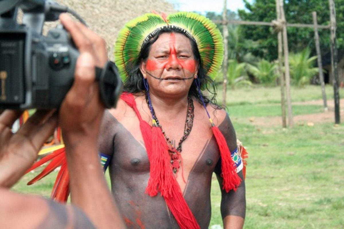 Trabalho de documentação em vídeo da cultura Kaipó. Foto Museu do Índio
