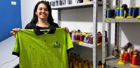 Maria da Consolação exibe, feliz, uma das camisas produzidas para as grifes do Capão Redondo. Foto Florência Costa
