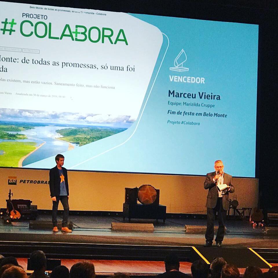 O editor do #Colabora, Agostinho Vieira, recebe o prêmio em nome de Marceu e de Marizilda. Foto Telma Alvarenga