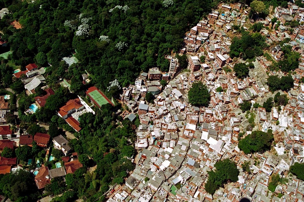 A Gávea e a Rocinha, lado a lado, no Rio: crise climática afeta ricos e provas, mas agenda urgente não circula pela população. Foto Custodio Coimbra