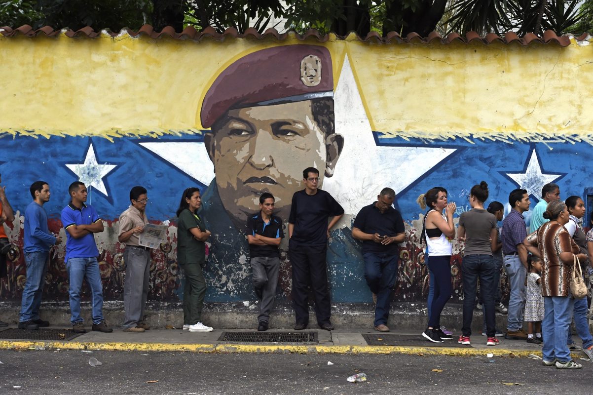 Venezuelanos esperam na fila para votar no pleito do último domingo, onde 61% dos eleitores compareceram às urnas. Foto Juan Barreto/AFP
