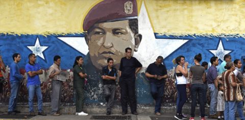Venezuelanos esperam na fila para votar no pleito do último domingo, onde 61% dos eleitores compareceram às urnas. Foto Juan Barreto/AFP