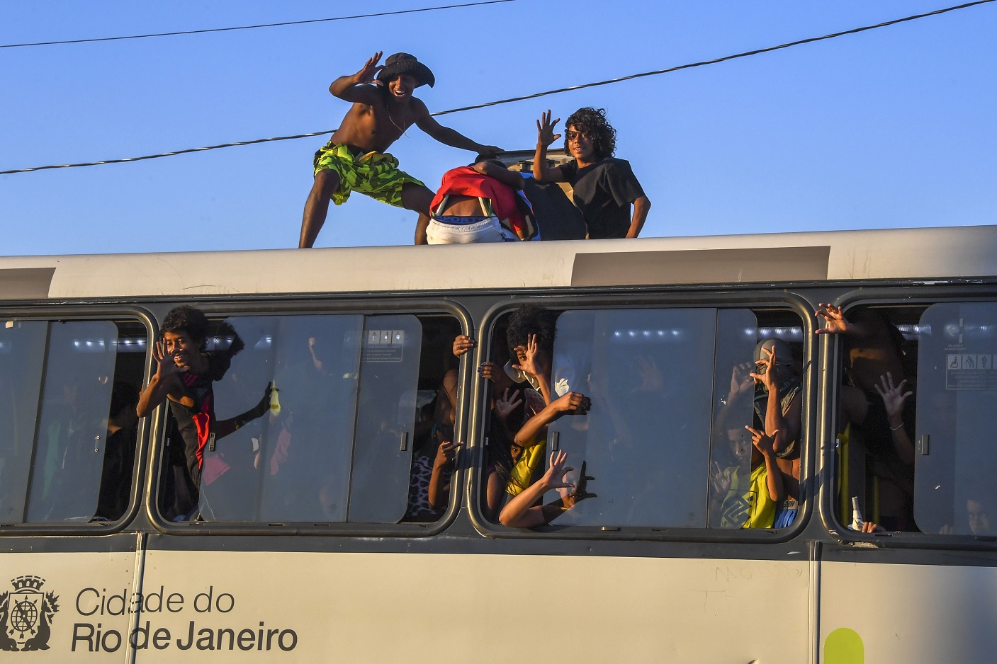 Os surfistas rodoviários do Rio, correndo risco na Avenida Brasil. Foto Apu Gomes/AFP
