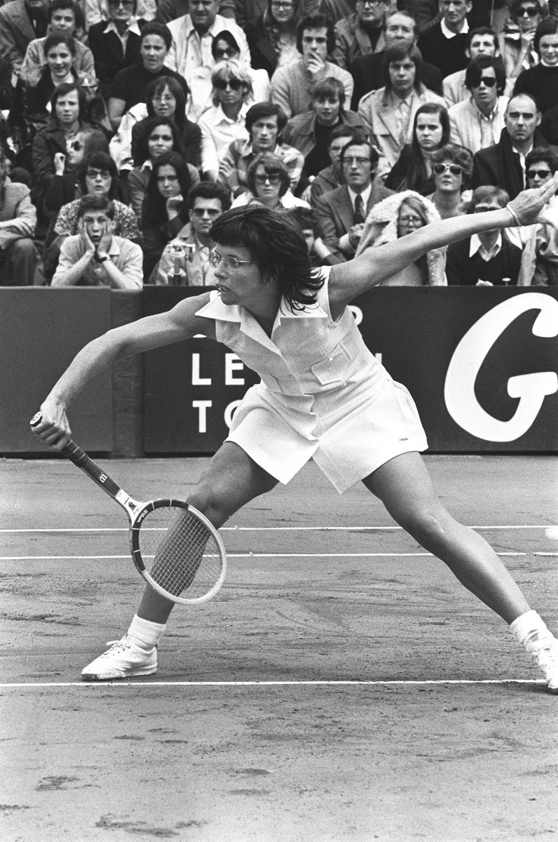 A tenista americana Billie Jean King em ação, em Roland Garros, em 1972 (Foto: AFP)