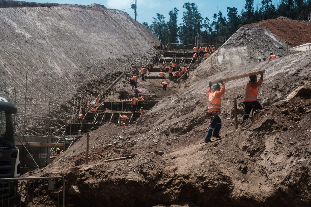 Reconstrucao da mina da Samarco, apos acidente em Mariana. Foto de Yasuyoshi Chiba/ AFP