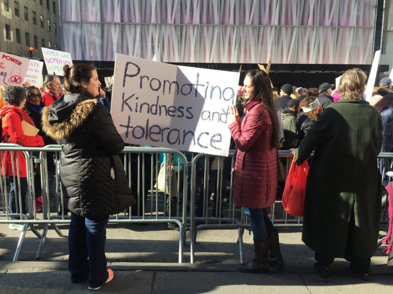 Campanha pela tolerância e gentileza em Nova Iorque. Foto de Troy Lambert/ Citizenside/ AFP