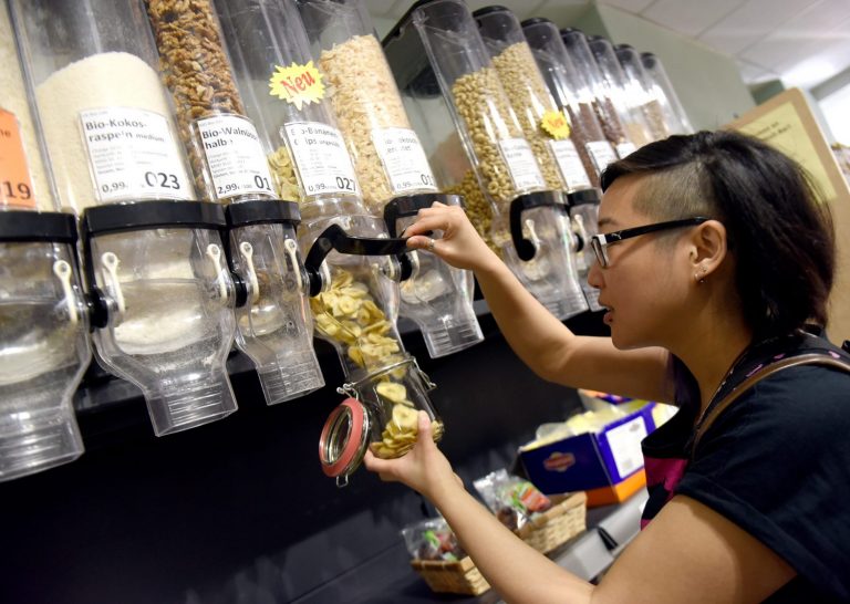 Comprar a granel e levar os próprios potes: lixo zero (Foto Caroline Seidel /dpa/AFP