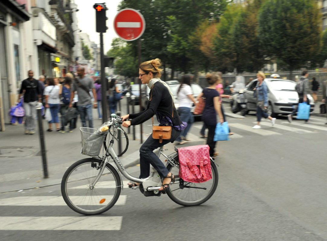 FRANCE. PARIS (75) WOMAN ON AN ELECTRIC BICYCLE