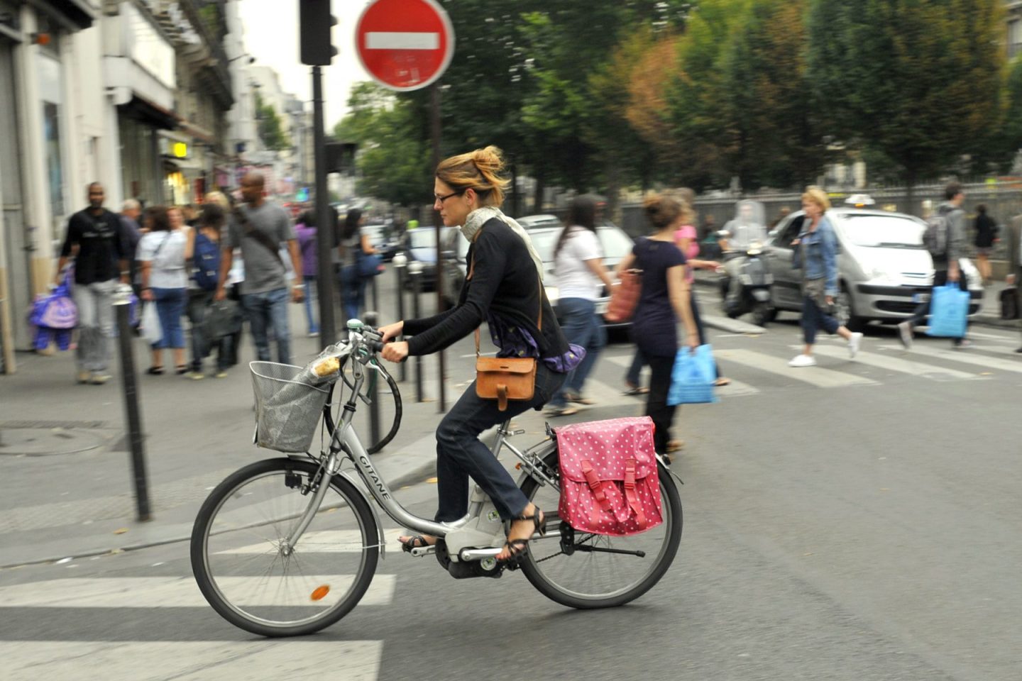 FRANCE. PARIS (75) WOMAN ON AN ELECTRIC BICYCLE