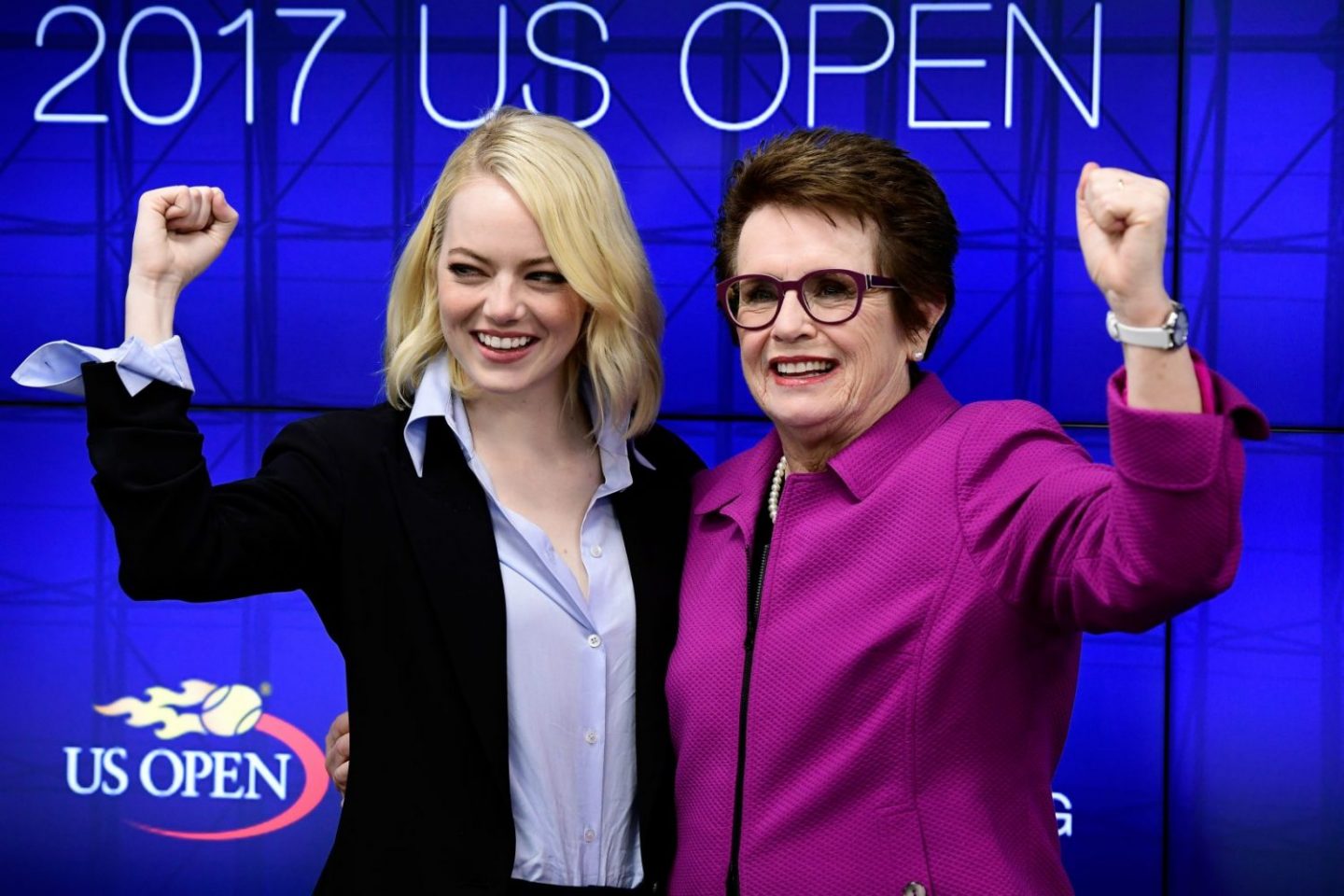 A atriz Emma Stone e a tenista e ativista LGBT Billie Jean King numa entrevista de lançamento do filme "A batalha dos sexos", no centro de tênis que leva o nome de Billie e onde acontece o US Open (Foto: Steven Ryan/Getty Images/AFP)