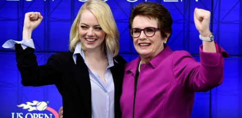 A atriz Emma Stone e a tenista e ativista LGBT Billie Jean King numa entrevista de lançamento do filme "A batalha dos sexos", no centro de tênis que leva o nome de Billie e onde acontece o US Open (Foto: Steven Ryan/Getty Images/AFP)