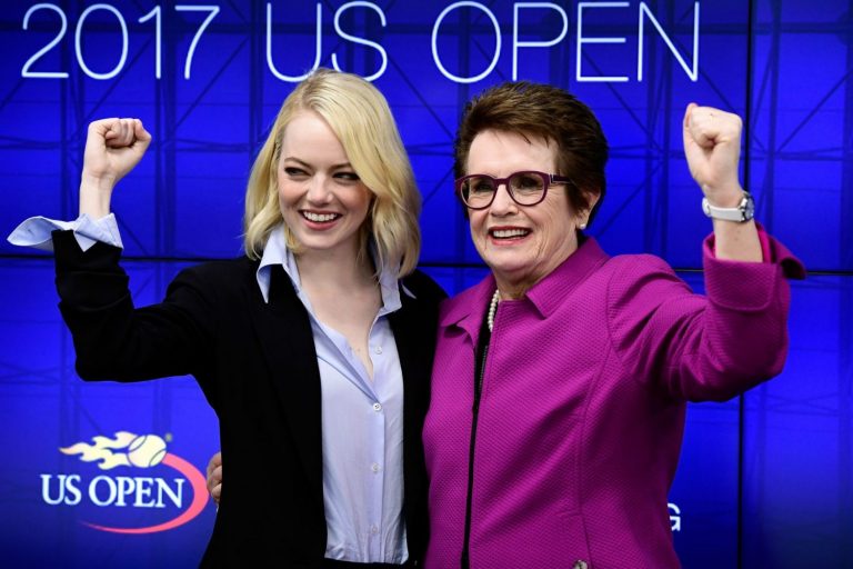 A atriz Emma Stone e a tenista e ativista LGBT Billie Jean King numa entrevista de lançamento do filme "A batalha dos sexos", no centro de tênis que leva o nome de Billie e onde acontece o US Open (Foto: Steven Ryan/Getty Images/AFP)