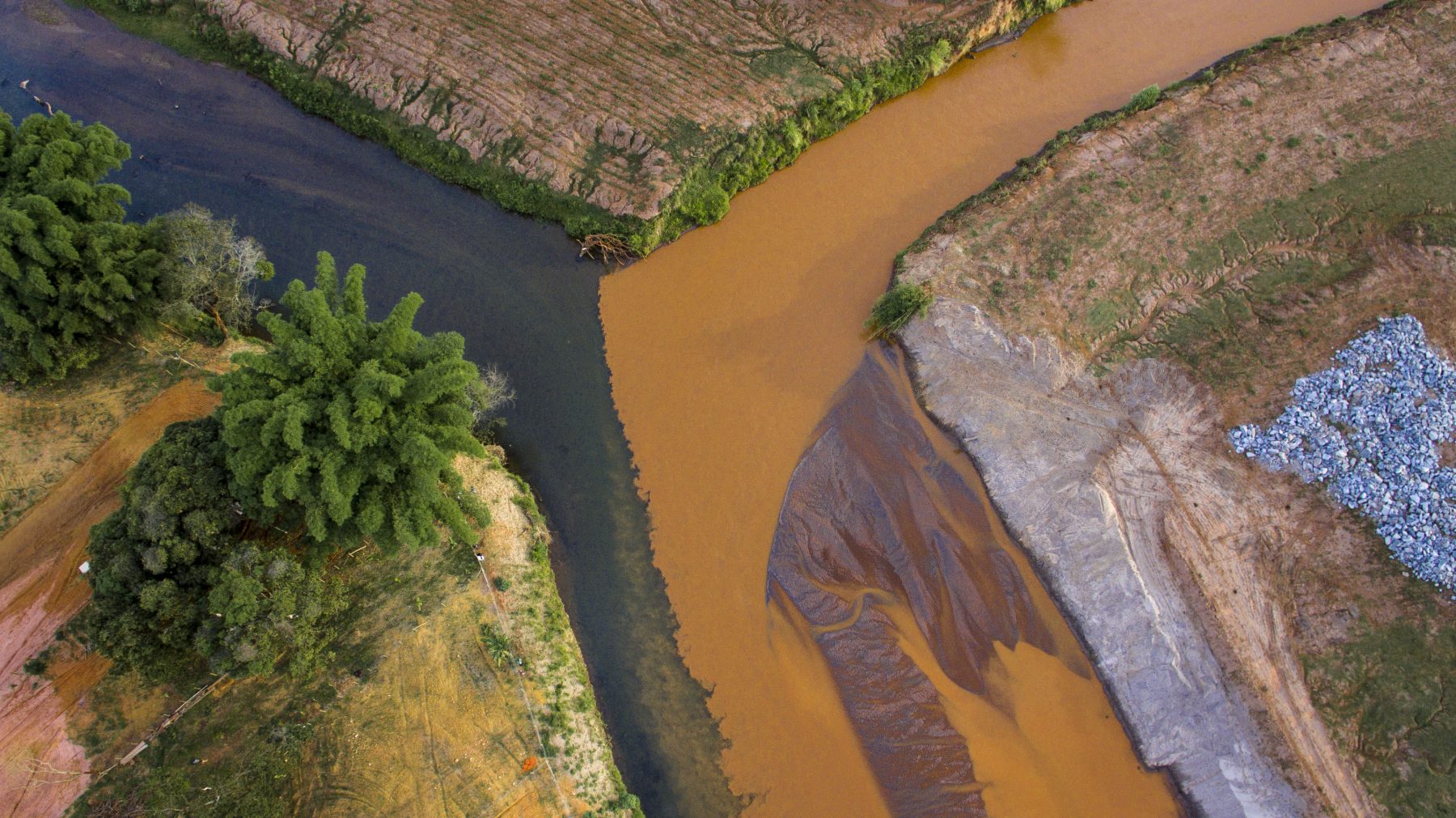 Lama toxica no rio Gualaxo do Norte, que banha Barra Longa. Foto de Gustavo Basso/ NurPhoto/ AFP