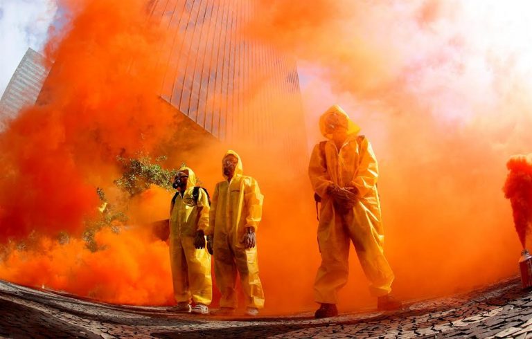 Ativistas do Greenpeace em protesto contra Angra III. Foto de Ivo Gonzalez/ Greenpeace