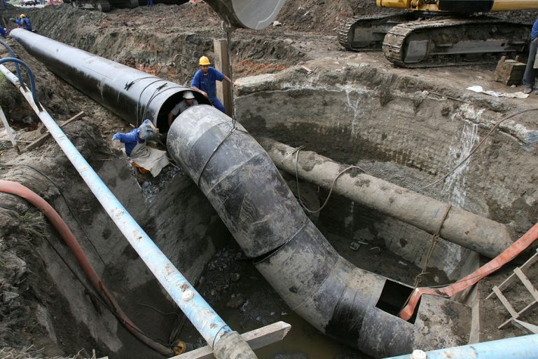 Obra da Cedae no emissário submarino da Barra. O patrimônio líquido da empresa avançou 417% em dez anos. Foto de Custódio Coimbra