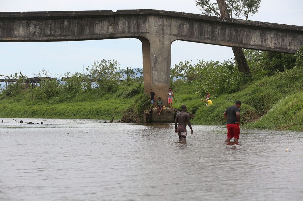 O nivel do Rio Guapi-Macacú, no local onde é feita a captação da água, muito abaixo dos volumes normais. Foto Custódio Coimbra
