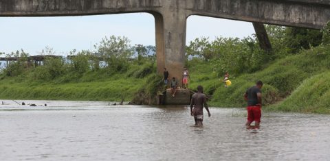 O nivel do Rio Guapi-Macacú, no local onde é feita a captação da água, muito abaixo dos volumes normais. Foto Custódio Coimbra
