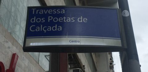 A placa, que nas outras ruas costuma resumir a biografia do homenageado, na travessa silencia. Foto Joaquim Ferreira dos Santos