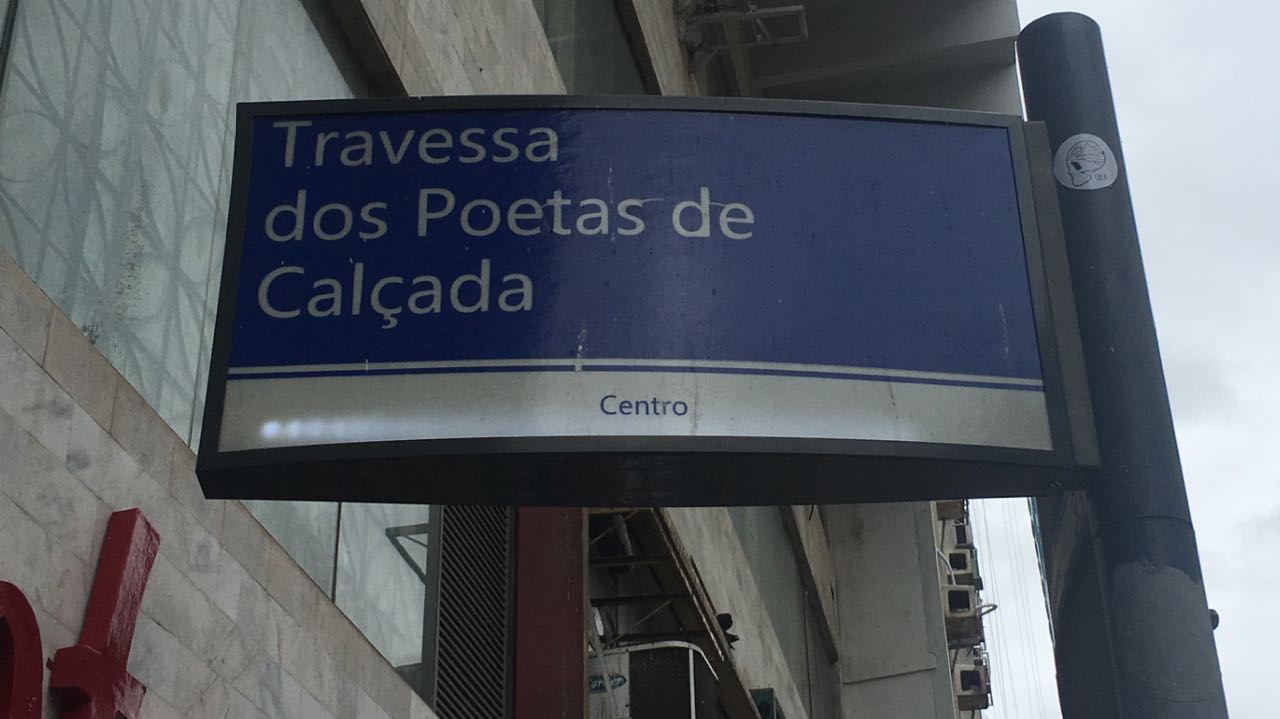 A placa, que nas outras ruas costuma resumir a biografia do homenageado, na travessa silencia. Foto Joaquim Ferreira dos Santos