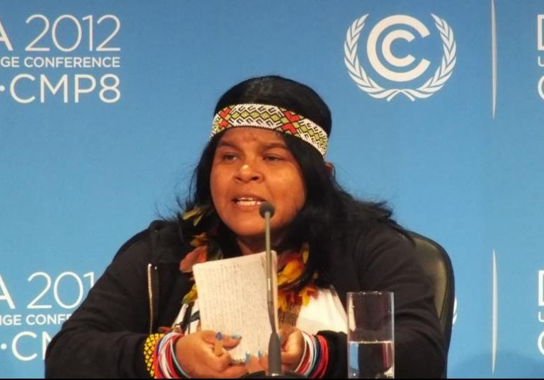Sonia Guajajara, da Articulação dos Povos Indígenas, faz um pronunciamento na COP-18, em Doha, no Quatar. Foto Cimi