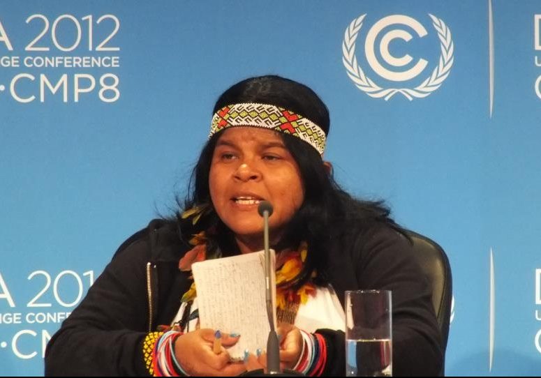 Sonia Guajajara, da Articulação dos Povos Indígenas, faz um pronunciamento na COP-18, em Doha, no Quatar. Foto Cimi