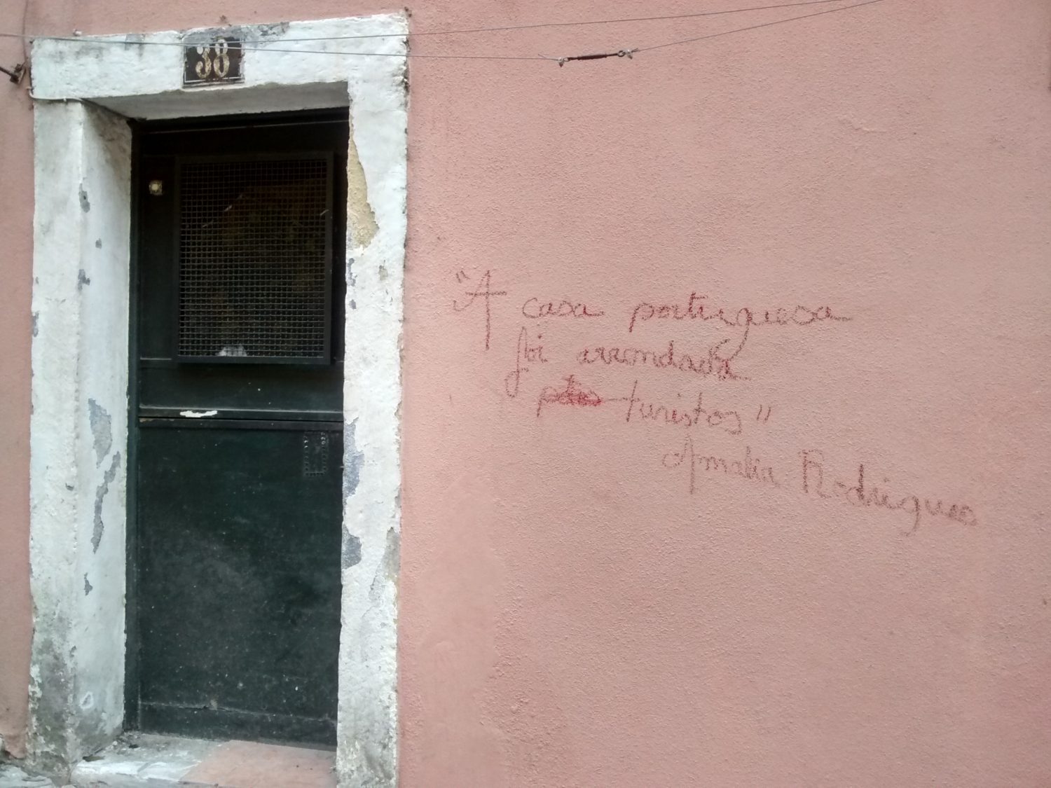 Nas paredes da Alfama, protesto: "A casa portuguesa foi arrendada por turistas". Assinado: Amália Rodrigues (Foto Lauro Neto)