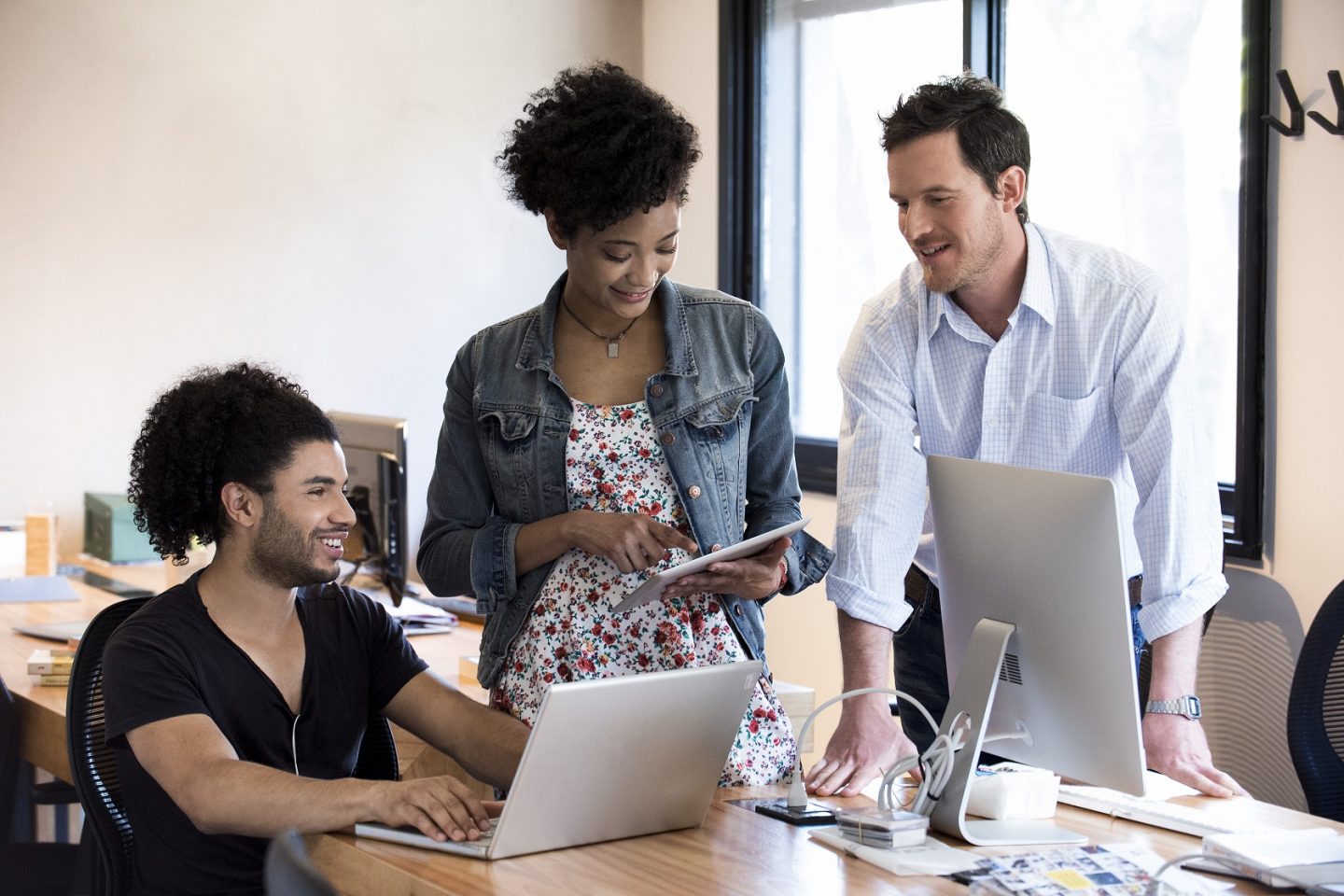 Os Millennials estão mais interessados em experimentar e em trabalhar em ambientes menos burocráticos e hierárquicos. Foto Eric Audras / AltoPress / PhotoAlto