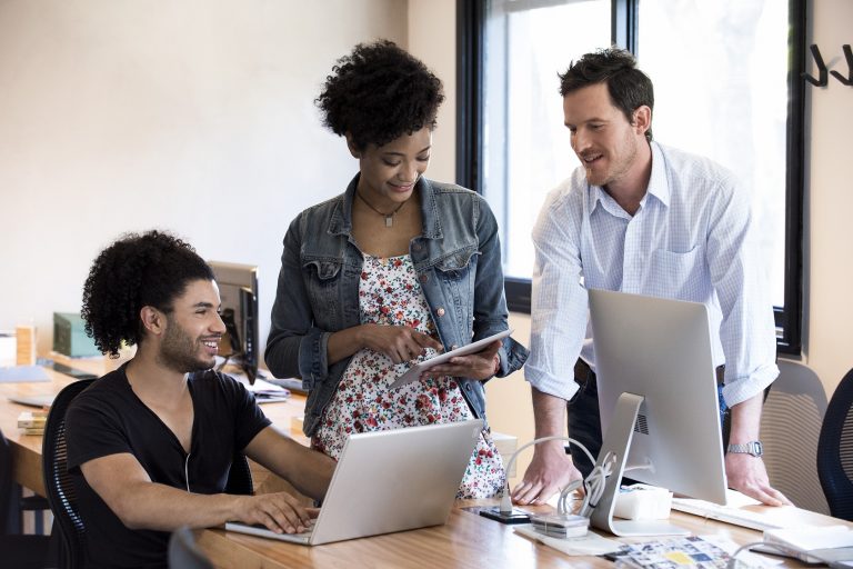 Os Millennials estão mais interessados em experimentar e em trabalhar em ambientes menos burocráticos e hierárquicos. Foto Eric Audras / AltoPress / PhotoAlto