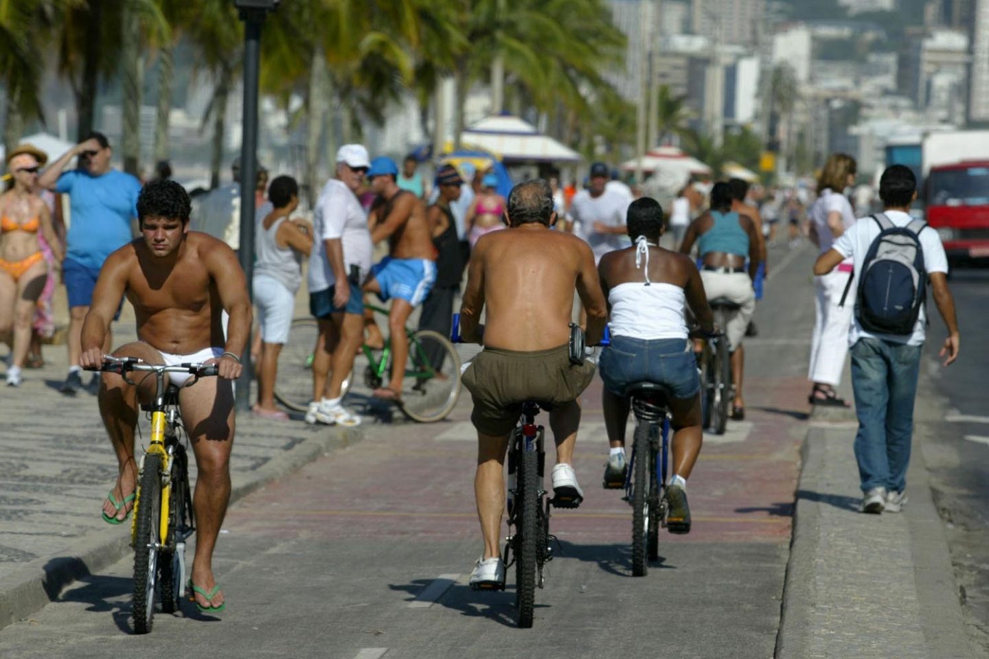 Correr na Lagoa ou flanar no calçadão da orla aos domingos viraram utopias cariocas. Foto Custódio Coimbra