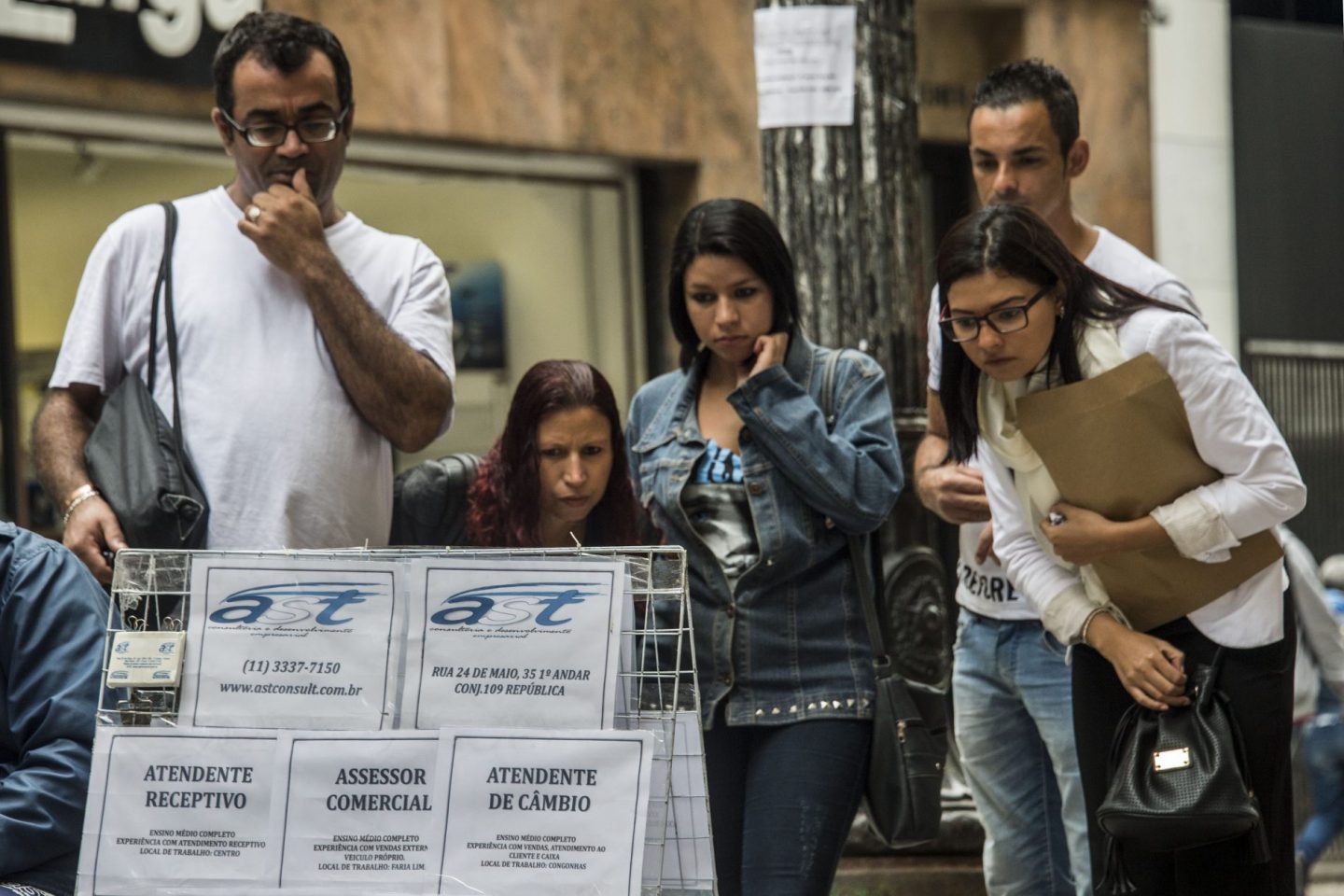 Desempregados olham ofertas de emprego em Sao Paulo. Foto de Nelson Almeida/ AFP