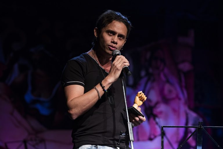 O ator Silvero Pereira, o Nonato, da novela “A Força do Querer”, lembrou os homossexuais mortos em 2017. Foto Marizilda Cruppe