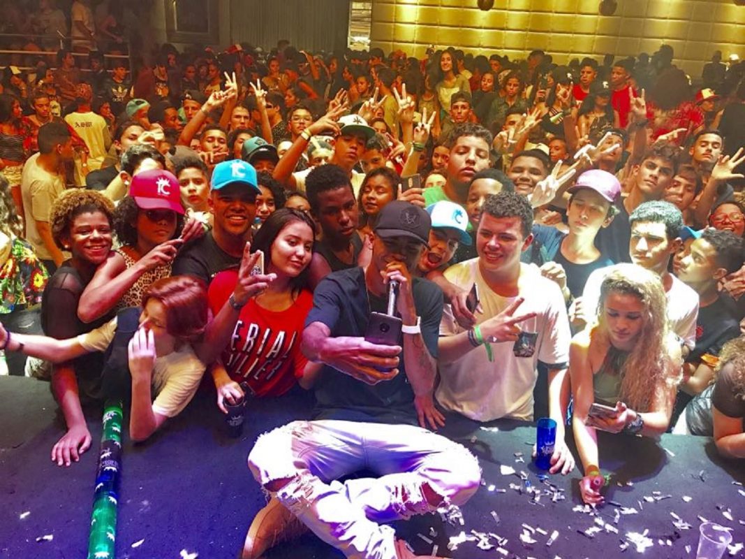 O DJ Rennan da Penha faz uma selfie com alguns dos seus milhares de seguidores. Foto Divulgação