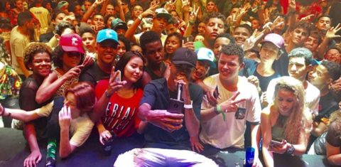 O DJ Rennan da Penha faz uma selfie com alguns dos seus milhares de seguidores. Foto Divulgação