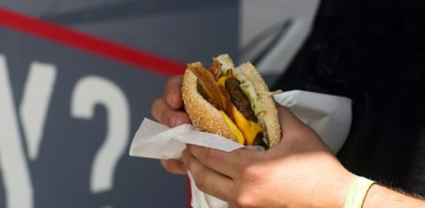 O mais curioso no fast food não é a comida ou os funcionários. É o cliente. Foto Sigrid Gombert / Cultura Creative