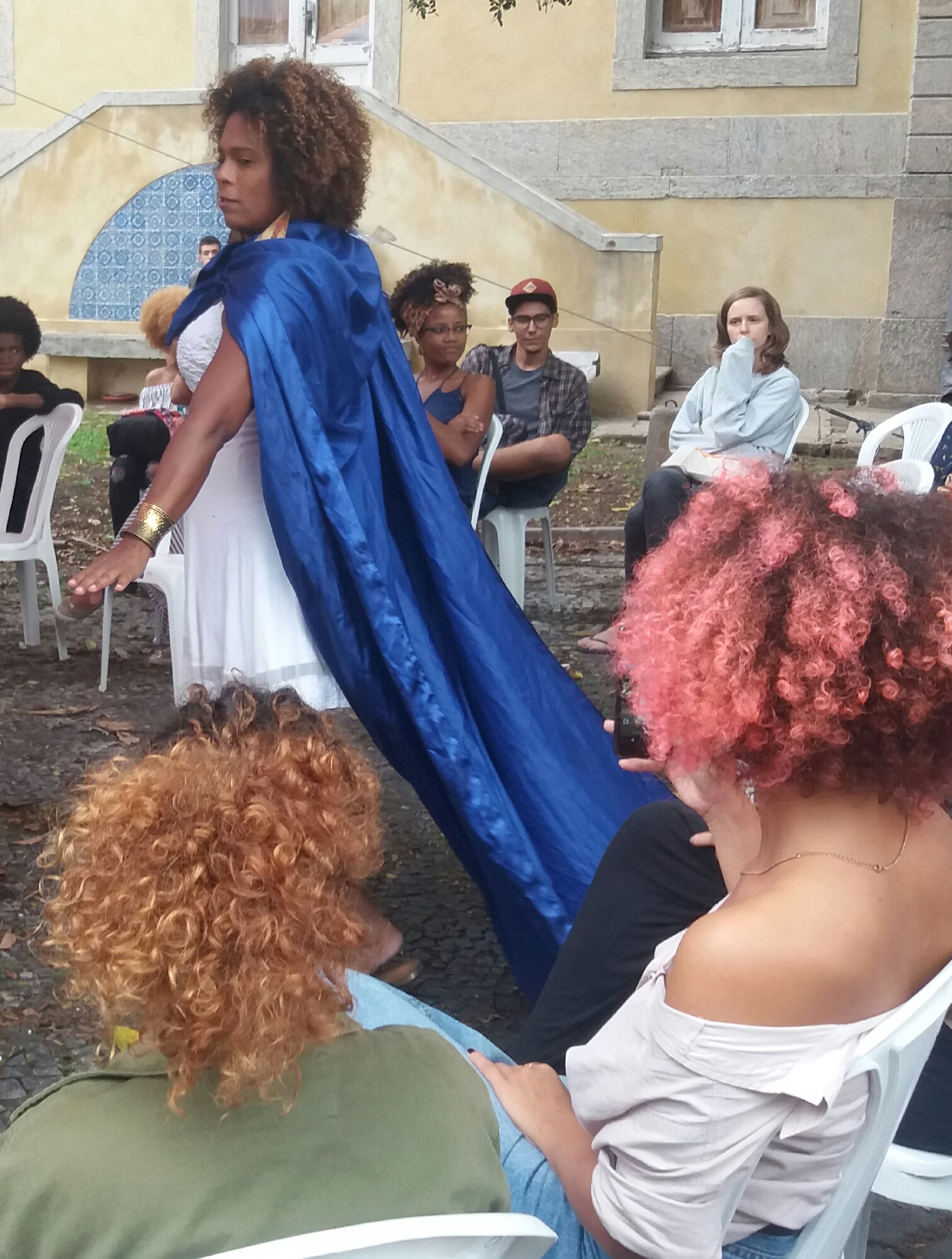 A professora Julia Dutra no espetáculo "O mito da criação": cultura afrobrasileira nas escolas (Foto: arquivo pessoal)