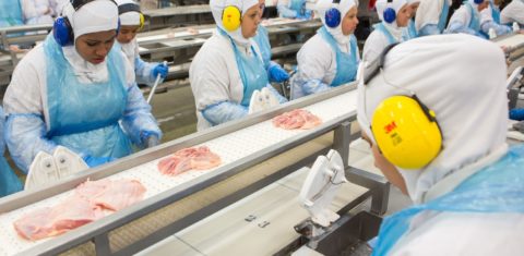 Só 41% das mulheres, com filhos menores de 1 ano, conseguem continuar empregadas. Foto Rodrigo Fonseca/AFP
