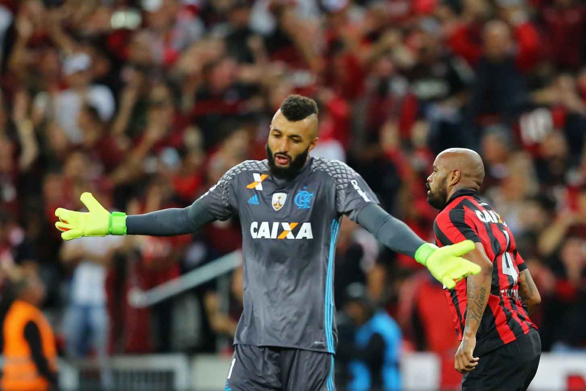 O goleiro Alex Muralha, do Flamengo, se desculpa por um dos muitos gols que tem levado ultimamente. Foto Heuler Andrey/AFP