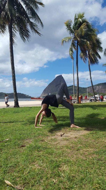 O aula especial e beneficente de yoga será na praia do Flamengo, entre os postos 2 e 3. Foto Divulgação