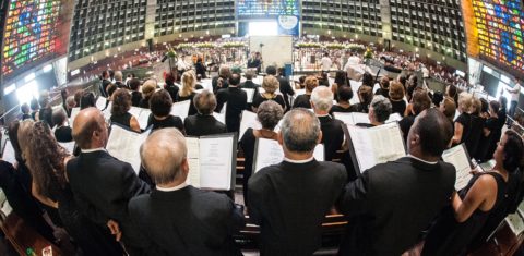 O Gran Coro, formado por 110 vozes masculinas e femininas, vai se apresentar na Arquidiocese do Rio. Foto Divulgação
