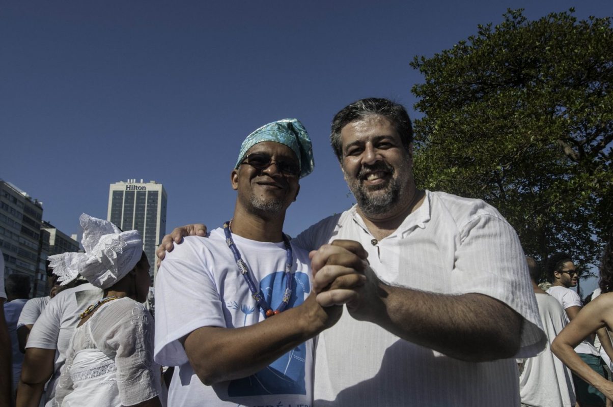 O pastor José Barbosa Júnior com o Babá Adailton, do Ilê Omiajuarô, na Caminhada pela Liberdade Religiosa. Foto André Teixeira