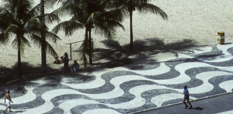 As pedras portuguesas no tradicional calçadão de Copacabana. Foto Leemage