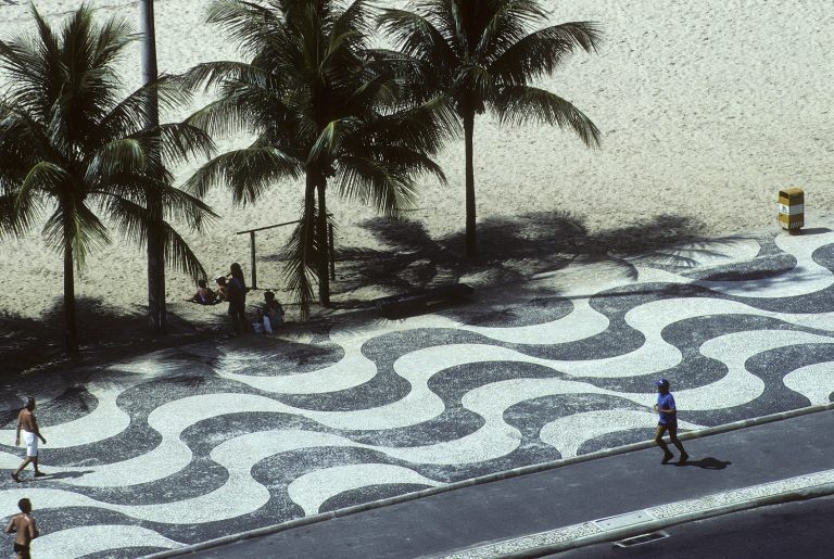 As pedras portuguesas no tradicional calçadão de Copacabana. Foto Leemage
