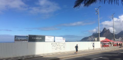 Vem aí o maior de todos os quiosques, no Arpoador: mais um muro impedindo que o carioca veja o mar. Foto Joaquim Ferreira dos Santos