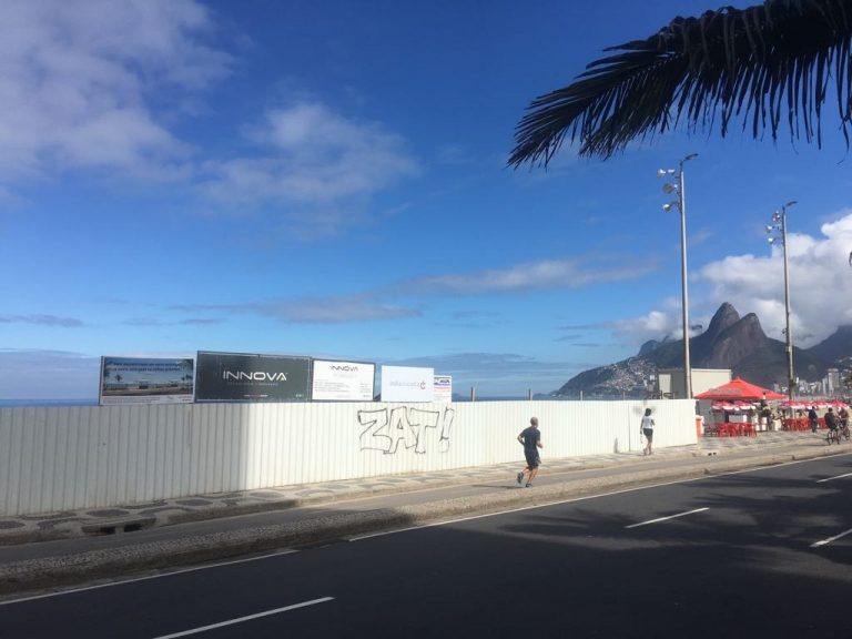 Vem aí o maior de todos os quiosques, no Arpoador: mais um muro impedindo que o carioca veja o mar. Foto Joaquim Ferreira dos Santos