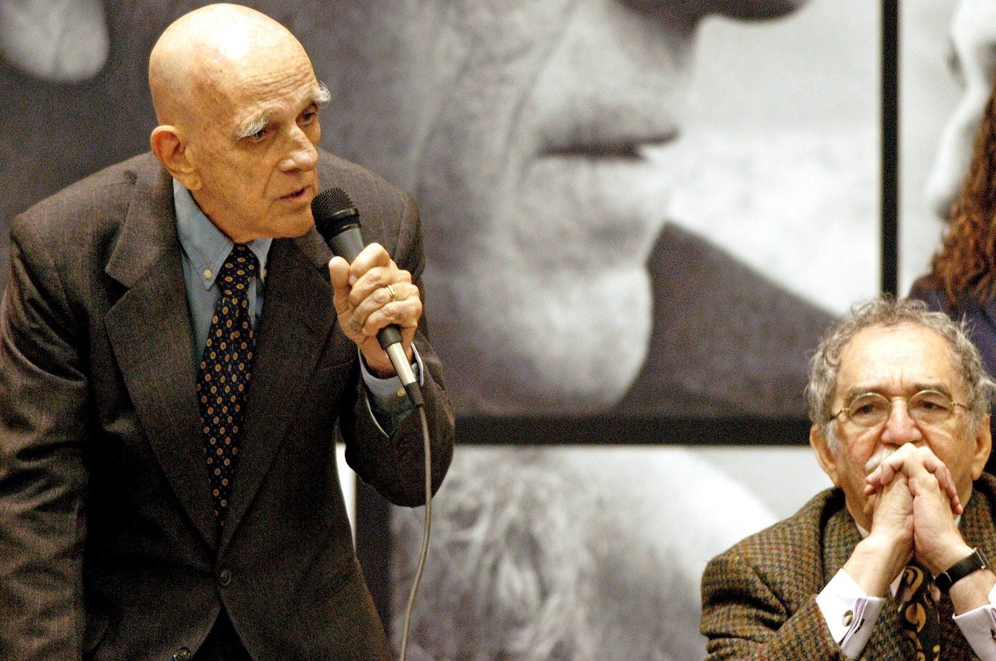 Rubem Fonseca e Gabriel Garcia Marquez durante uma entrevista coletiva no México. Foto Hector Guerrero