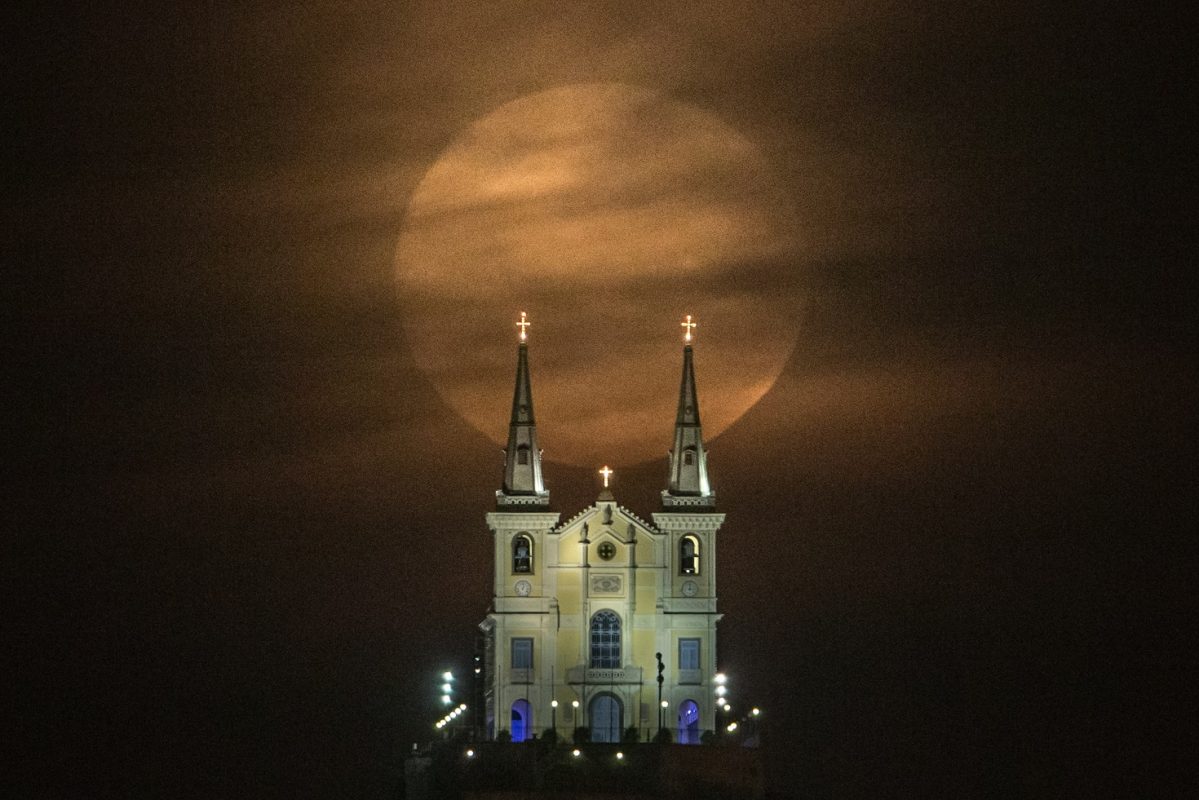 A lua brilhando sobre a tradicional Igreja da Penha, um dos símbolos do subúrbio carioca. Foto Yoshuyoshi Chiba/AFP